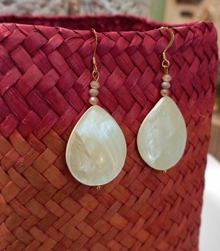 Boucles d'oreilles gouttes de nacre et acier – Image 3