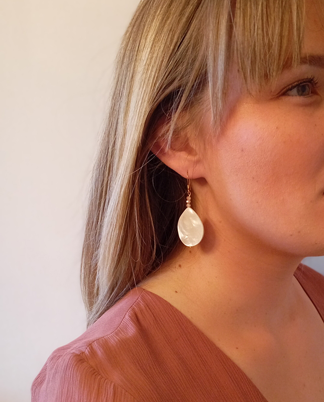 Boucles d'oreilles gouttes de nacre et acier – Image 2