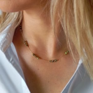 Chaine acier parsemée de lots de 3 pierres de jade canadien