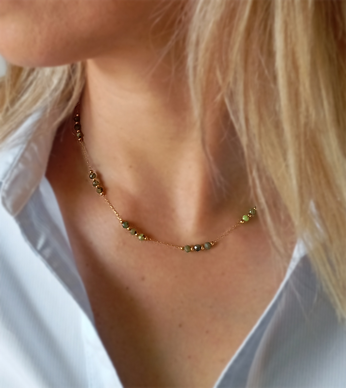 Chaine acier parsemée de lots de 3 pierres de jade canadien