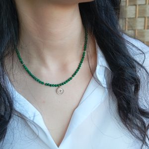 Collier pierres avec un pendentif rond en nacre