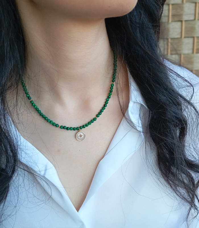 Collier pierres avec un pendentif rond en nacre