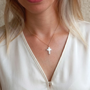 Chaine en acier et pendentif croix en nacre