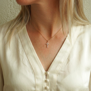 Chaine en acier et pendentif croix en zircon