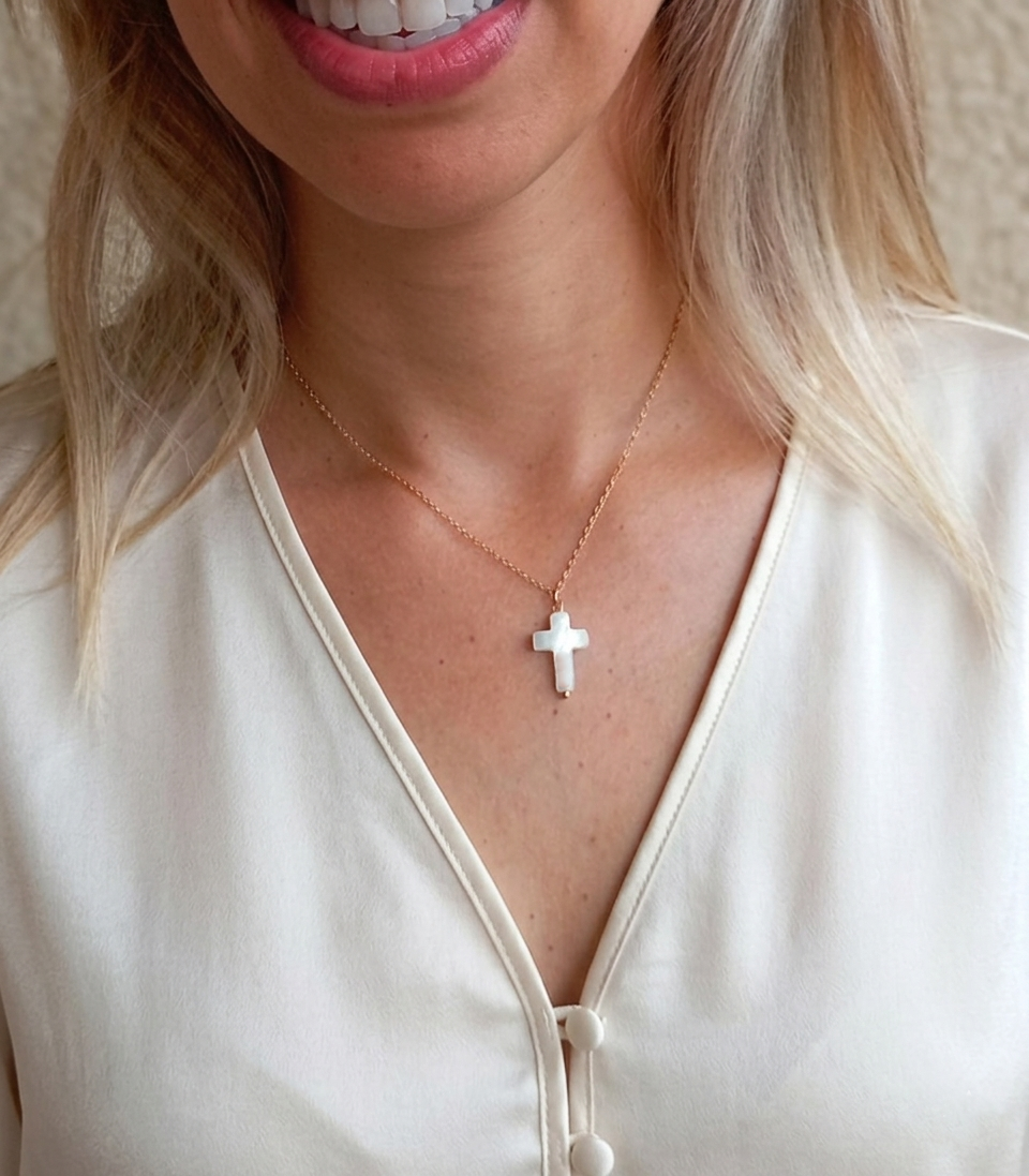 Chaine en acier et pendentif croix en nacre