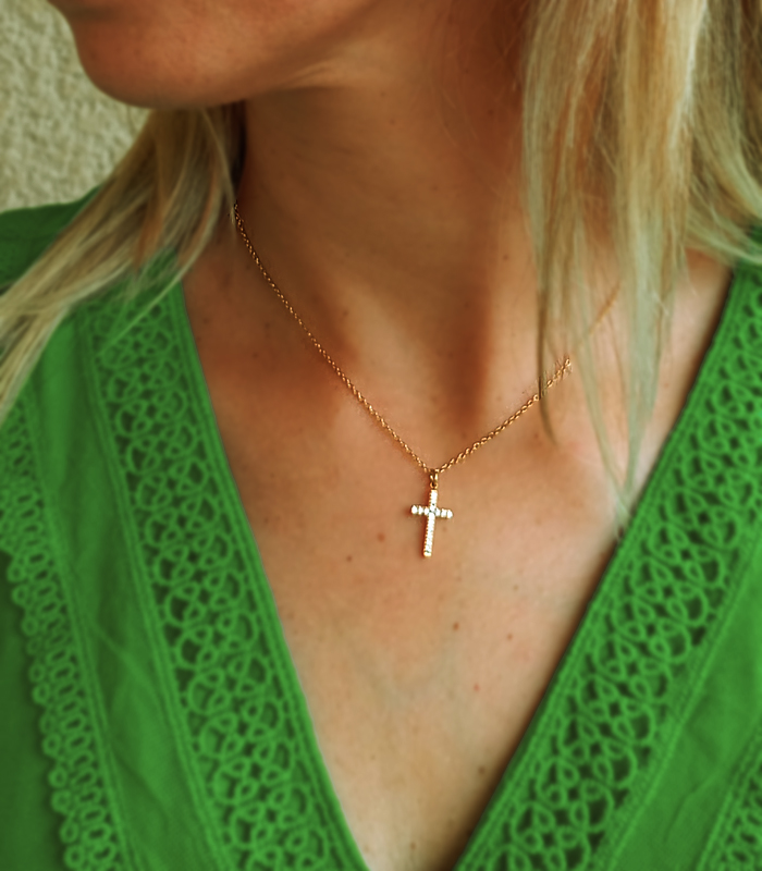 Chaine en acier et pendentif croix en zircon
