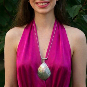 Long collier argent et nacre