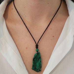Pendentif malachite sur cordon