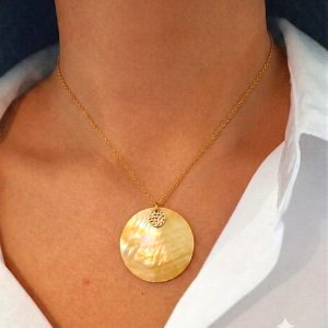 Chaine fine et nacre ronde