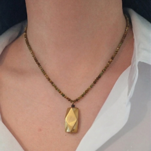 Collier en pierre de lune marron et pendentif nacre