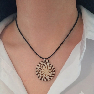 Collier spinelle et coquillage