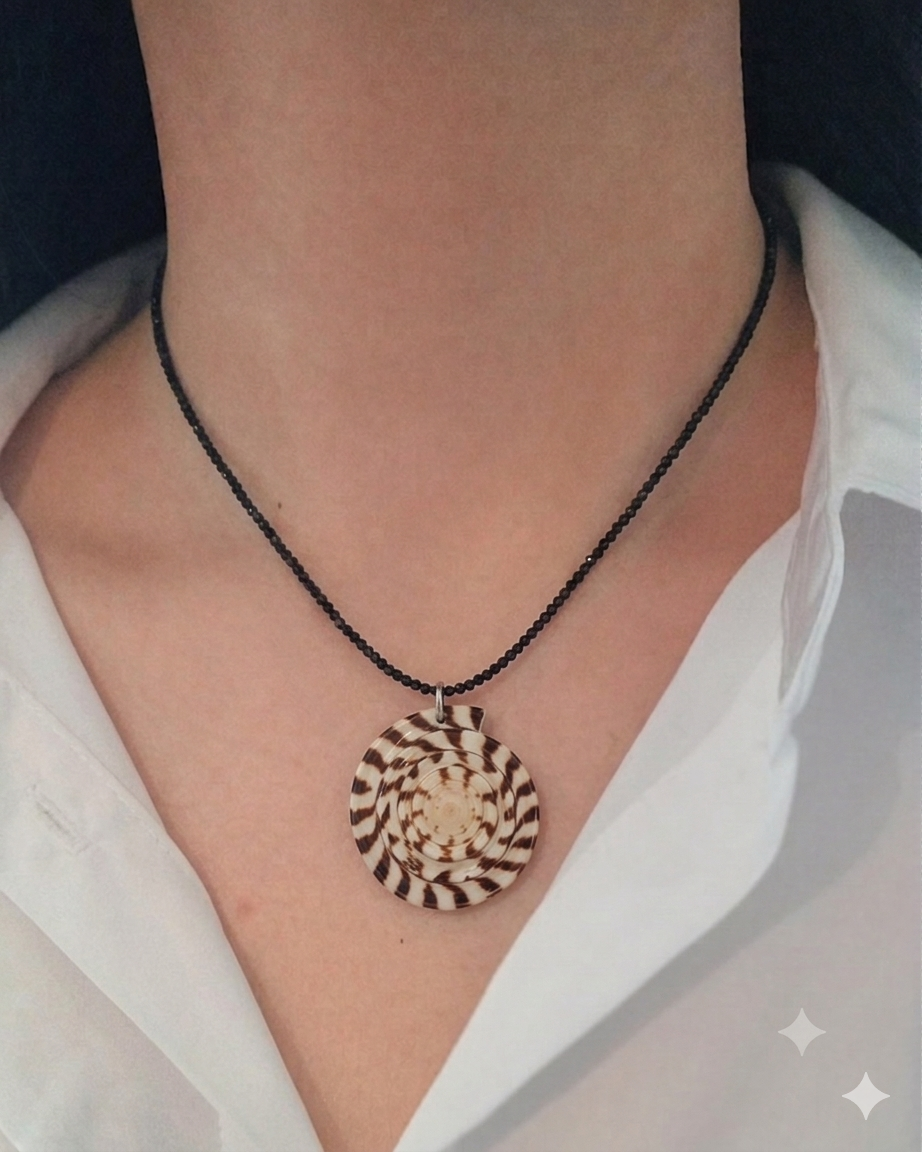 Collier spinelle et coquillage